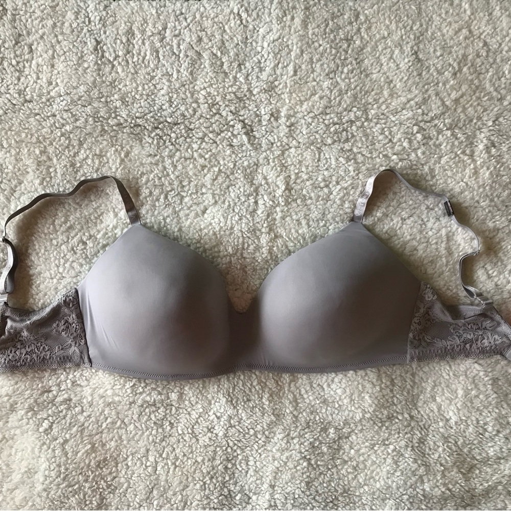 VS T-shirt lace back wireless bra
